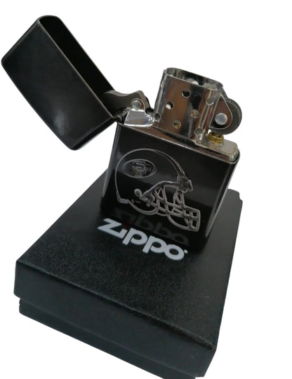 Encendedor Zippo Original En Oferta Por Errores De Grabado - Cromo 49ers - SUIZA + XTREME